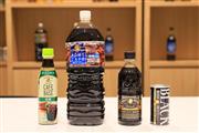 BOSSシリーズのブラックコーヒー。濃い順に左から濃縮タイプの「カフェベース 無糖」、内容量2リットルの「ボス ホームカフェ無糖」、同500ミリリットルの「クラフトボス ブラック」、同185ミリリットルの「ボス無糖ブラック」（SankeiBiz編集部）