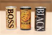 ショート缶の「ボス無糖ブラック」は「BLACK」の文字が目立つが、「ボス カフェオレ」はブランド名の「BOSS」が目を引くデザインになっている（SankeiBiz編集部）