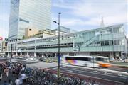 JR新宿駅に直結する「バスタ新宿」のような交通結節点を増やし、住民や観光客の利便向上につなげる動きが広がりつつある（GettyImages）