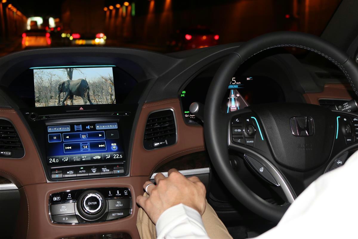 ホンダの新型「レジェンド」は高速道路の渋滞時にシステムが運転を担い、車内で動画視聴もできる＝２３日、東京都内（宇野貴文撮影）