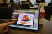 ビュッフェレストランに導入されるタブレット端末。注文を入力すると食卓まで料理が運ばれる。制限時間に達すると自動的に注文がストップされる仕組みだ＝２６日、大阪市北区（田村慶子撮影）
