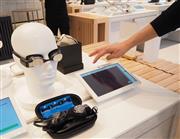 水泳時のパフォーマンスをレンズ内に表示するゴーグル型ウェアラブル端末。タブレットにタッチすると説明が表れる＝「ｂ８ｔａ」有楽町店（重松明子撮影）