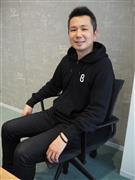 ベータ・ジャパンの北川卓司代表。ｂ８ｔａに出品中のスキャンＢＯＸで採寸したジーンズを着用（重松明子撮影）