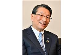 インタビューに応じる田辺三菱製薬の上野裕明社長＝２６日、大阪市中央区の田辺三菱製薬本社（南雲都撮影）