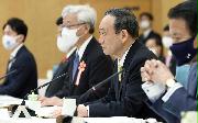 気候変動対策推進のための有識者会議で発言する菅義偉首相（手前から２人目）＝３１日午後、首相官邸（春名中撮影）