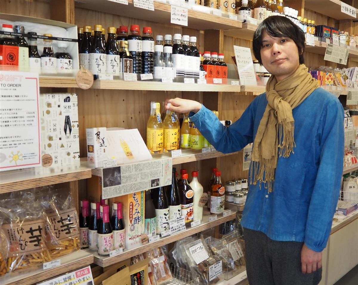 小倉ヒラクさんが各地に足を運んで集めた伝統の調味料や酒、食品を販売する「発酵デパートメント」＝東京都世田谷区（重松明子撮影）