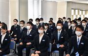 入社式に臨む西日本鉄道の新入社員