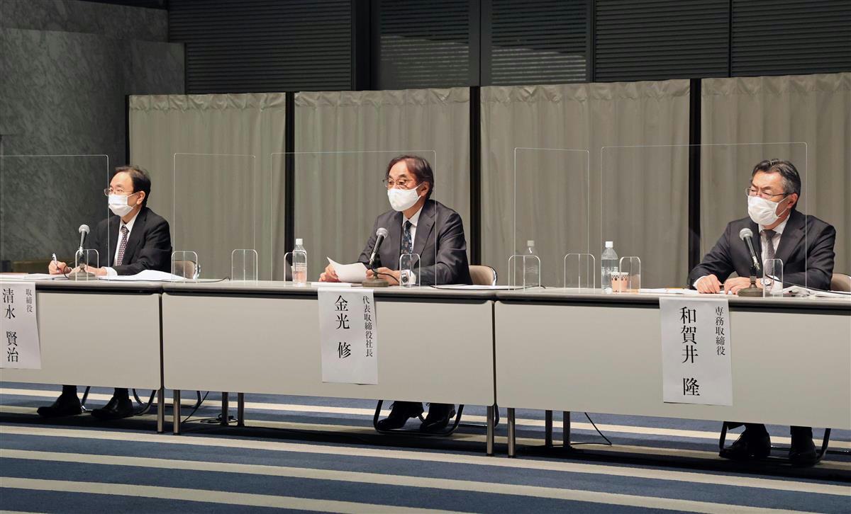 放送法の外資規制に一時違反していたことについて記者会見するフジ・メディア・ホールディングスの金光修社長（中央）ら＝８日午後、東京都港区（松本健吾撮影）