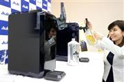 アサヒビールの家庭用生ビールサービス「ドラフターズ」で使用されるサーバー＝７日、東京都中央区