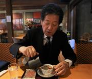 渋沢栄一コーヒーにミルクを注ぐサザコーヒーの鈴木誉志男会長。ミルクをたっぷり入れると、渋沢が飲んだ味に一層近づくという＝９日午前、ひたちなか市（永井大輔撮影）