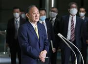 記者団の取材に応じる菅義偉首相＝７日午後、首相官邸（春名中撮影）