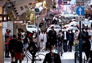 京都市中心部の四条河原町周辺ではマスク姿の観光客らが行き交っていた＝９日午後、同市東山区（渡辺恭晃撮影）