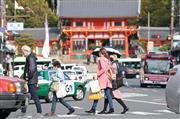 八坂神社周辺でもマスク姿の観光客らが目立った＝９日午後、京都市東山区（渡辺恭晃撮影）