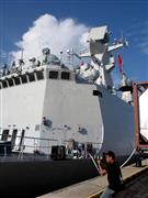 2015年5月にシンガポールで開かれた海上防衛関連国際展示会に参加した、中国のミサイルフリゲート艦「玉林」（産経新聞社）