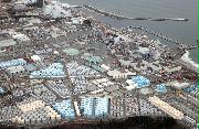 処理水タンクが並ぶ東京電力福島第１原発（福島県大熊町、双葉町）＝２月２６日（本社ヘリから、川口良介撮影）