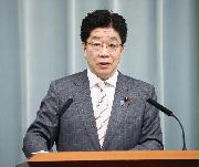 会見に臨む加藤勝信官房長官＝１３日午前、首相官邸（春名中撮影）