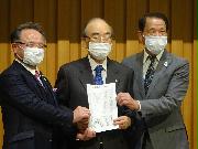 最低賃金に関する要望書を手にする日商の三村明夫会頭（中央）、全国連の森義久会長（左）、全国中央会の平栄三副会長＝１５日、東京都千代田区（松村信仁撮影）