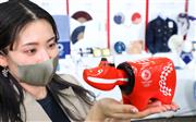 東京２０２０公式ライセンス商品「伝統工芸品コレクション」が４７都道府県における商品化を達成。手前は福島県の赤べこ＝１５日午後、東京駅中央区（納冨康撮影）