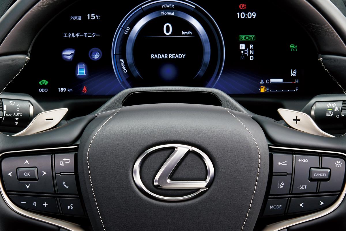 新型レクサスLSに搭載された「レクサス・チームメイト」と呼ばれる高度運転支援技術のひとつ「アドバンスドドライブ」。スロー走行車両の追い越しなども、安全に、静かに制御される（トヨタ自動車提供）