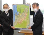 河内克之社長（左）からパネルを受け取る宮前誠局長＝堺市役所