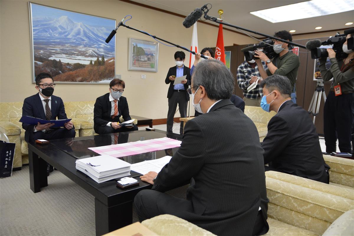 コロナ禍で苦境に立つ飲食店経営者が３月末、花角英世知事（手前左）に支援を要望した＝新潟市中央区の県庁（本田賢一撮影）