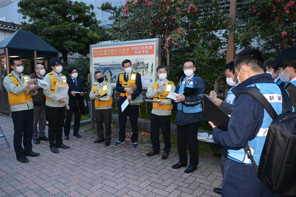新潟駅前の飲食店に新型コロナ対策の徹底を呼び掛けるチラシを配布するため集合した県と新潟市の職員＝同市中央区（本田賢一撮影）