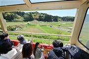 窓ガラスのない小湊鉄道の「房総里山トロッコ」がコロナ禍で人気を呼んでいる。乗客らは風通しの良い車内から新緑や田園風景を楽しんだ＝１８日、千葉県市原市（宮崎瑞穂撮影）
