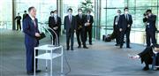記者団の取材に応じる菅義偉首相＝１９日午前、首相官邸（春名中）