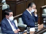 衆院本会議に臨む自民党の二階俊博幹事長と村博文政調会長（手前）＝２０日午後、国会（春名中）