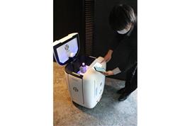 暗証番号を入力してロボットから商品を受け取る様子