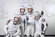 クルードラゴン搭乗用の宇宙服を着た星出彰彦さん（右端）（スペースＸ提供・共同）