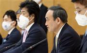 新型コロナウイルス感染症対策本部で４都府県への緊急事態宣言を発令する菅義偉首（手前から２人目）＝２３日午後、首相官邸（春名中撮影）