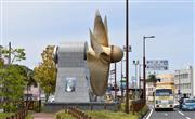 愛媛県今治市の中心部に設置されているコンテナ船の巨大なプロペラ＝４月１５日