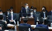 衆院厚労委員会で答弁する菅義偉首相＝２３日午後、衆院第１６委員室