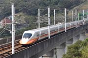 台湾北部・桃園市内の高架を走る台湾高速鉄道の車両＝２０１５年１月