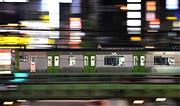 ゴールデンウイークにもかかわらず利用客が少ないＪＲ山手線の列車＝２０２０年５月、東京都新宿区