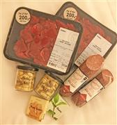 訓練が終わってフライト歴2カ月の頃に飛んだデンマーク。同国最古のスーパー・イヤマ（Irma）で買った食品。お肉はかなり高いと感じましたが、雑貨はとても豊富。コペンハーゲンの街は広すぎないのでタクシーを使わずに徒歩でまわれます。提供：執筆者