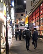 居酒屋閉店後、飲み屋街から川口駅方面へ帰路につく人たち＝２６日、埼玉県川口市（鬼丸明士撮影）　