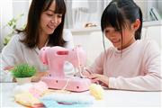 子ども向けに発売された「毛糸ミシンHug」。布だけでなく紙やフェルト、毛糸も縫える画期的なミシンだ