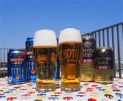 糖質ゼロでも、泡も麦のうまみもしっかり。青空の下、両社ビールを飲み比べ（重松明子撮影）