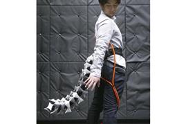 慶応大大学院の研究チームが開発した尻尾型ロボ「アーク」＝横浜市