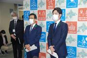 会談終了後に取材に応じる（右から）北海道の鈴木直道知事と秋元克広札幌市長＝３日午後、道庁