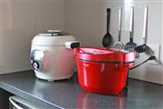 我が家の電気調理鍋。それぞれの得意分野を生かし、2種類を便利に使い分けています（筆者撮影）