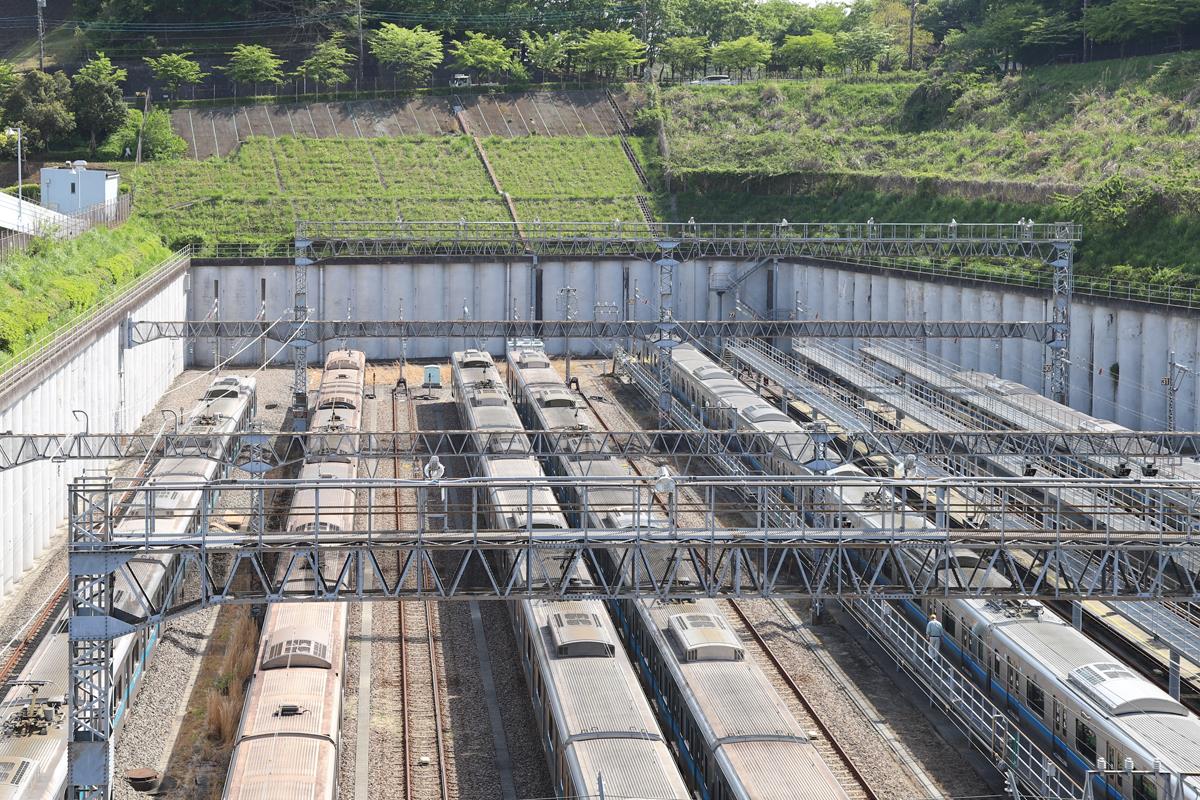 唐木田車庫の終端部は壁になっているが、小田急多摩線が延伸工事が始まるとトンネルの坑口が設けられる（SankeiBiz編集部）