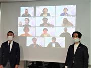 就任式で採用された副業人材と記念撮影に応じる東京都渋谷区の長谷部健区長（左）　＝４月２６日