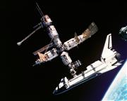 1994年に開始された米露の「シャトル・ミール計画」。この写真は宇宙ステーション「ミール」にスペースシャトル「アトランティス号」（STS-71）がドッキングした様子をソユーズ宇宙船から撮影したもの（NASA）