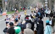 東京五輪のマラソンテスト大会「北海道・札幌マラソンフェスティバル」ハーフマラソン　北海道大学構内を走る２０ｋｍすぎ地点では選手を一目見ようと多くの人が足を止めた＝５日、札幌市内（鳥越瑞絵撮影）