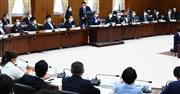 国民投票法改正案が修正可決された衆院憲法審査会。中央は細田博之会長＝６日午後、衆院第１８委員室（春名中撮影）