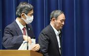 会見を終え降壇する菅義偉首相。左は新型コロナウイルス感染症対策分科会の尾身茂会長＝７日午後、首相官邸（春名中撮影）