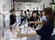 中国国際消費品博覧会の資生堂が設けたブースで展示品を見る来場者ら＝８日、海南省海口市（三塚聖平撮影）